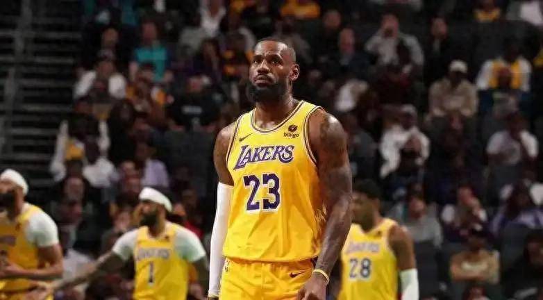 九游娱乐-詹姆斯重返赛场，晋级下一阶段首场状态出色，拜仁观众沸腾！上演精彩一战的简单介绍