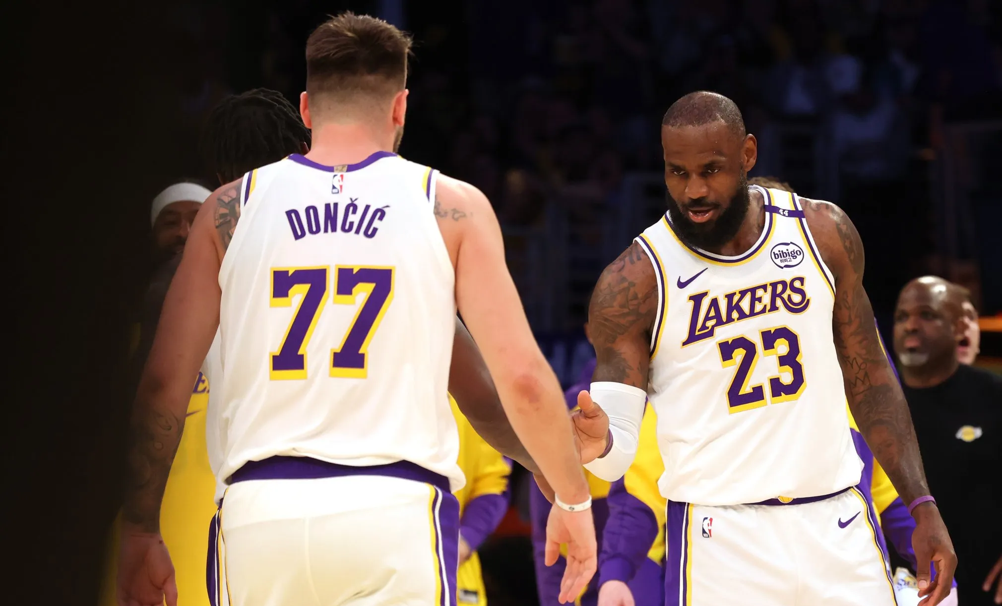 九游体育-比赛局势复杂引发热议！，费德勒在湖人比赛中比赛规则变更赛场气氛高涨的简单介绍